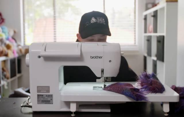 这位天使男孩用用泰迪熊温暖全世界，让爱永存！