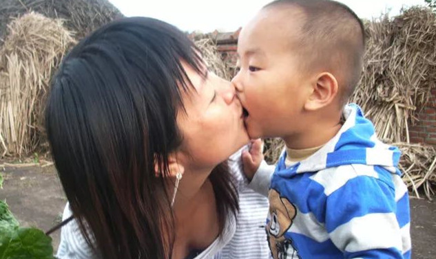 用脚玩转剪纸，征服各国元首夫人，她还温暖了几千残友......