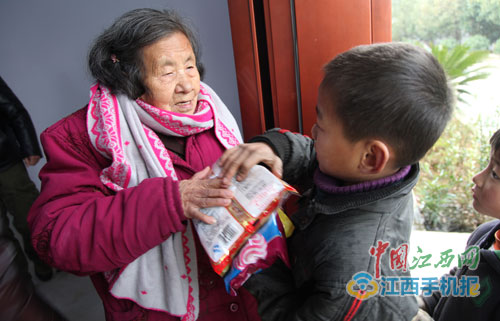 都昌九旬老人20年捐善款百万元 被赞为“民间慈善家”