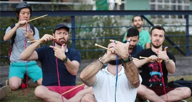 粗犷男儿一针一线编织公益情