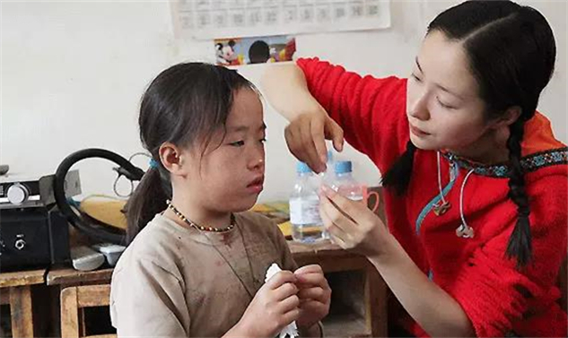 江一燕，专注公益十年的时间，为贫困的山区儿童传递温暖